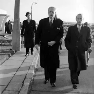 Harold MacMillan leaving London for his World Tour January 1958 Prime Minister