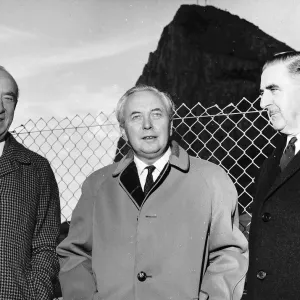 Harold Wilson portant son manteau imperméable Gannex vu ici lors d'une visite à Gibraltar. Harold Wilson portant son manteau imperméable Gannex vu ici lors d'une visite à Gibraltar.