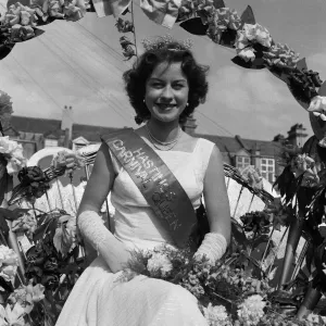 La Reina del Carnaval de Hastings en el Carnaval de Hastings, Sussex. 11 de julio de 1956.