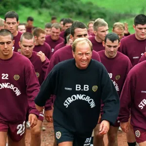 Der Trainer von Heart of Midlothian Billy Brown führt die Hearts-Mannschaft während der ersten Tag des Der Trainer von Heart of Midlothian Billy Brown führt die Hearts-Mannschaft während der ersten Tag des