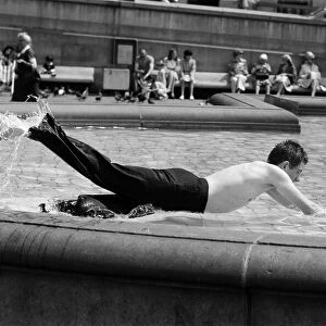 Heatwave in Trafalgar Square, London. As the temperatures soared into the 80s again today