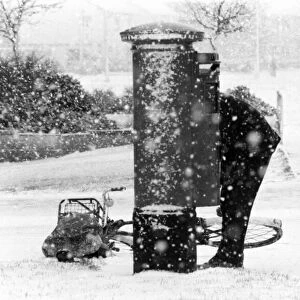 Heavy snow falls in Kent: The Postman collecting the mail in the heavy snow fall at