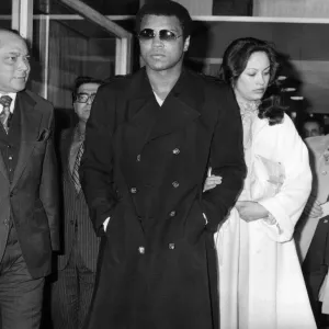 L'ancien champion poids lourd du monde Muhammad Ali a atterri à l'aéroport de Heathrow. L'ancien champion poids lourd du monde Muhammad Ali a atterri à l'aéroport de Heathrow.