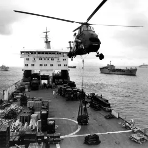 HELICOPTER LIFTING SUPPLIES FROM DECK OF SHIP DURING THE FALKLANDS WAR 1982 HELICOPTER LIFTING SUPPLIES FROM DECK OF SHIP DURING THE FALKLANDS WAR 1982