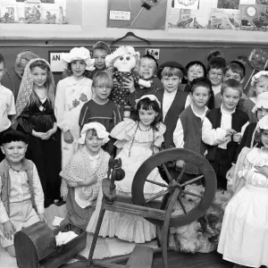 Schulen im Helm aus der Zeit des Mittelalters gehen zurück in die Tudortime am 28. November 1991