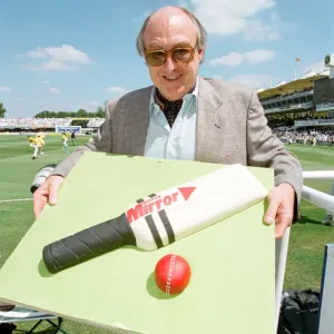 Henry Blofeld with Cricket Cake Print 25th July 1996 (01078) Henry Blofeld with Cricket Cake Print 25th July 1996 (01078)