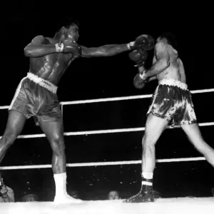 Henry Cooper et Cassius Clay ( Muhammad Ali ) s'affrontent pour le titre mondial des poids lourds de boxe.
