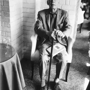 Henry Miller juin 1969 Écrivain Auteur bâton de marche. Henry Miller juin 1969 Écrivain Auteur bâton de marche.