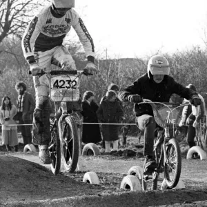 Nigel Hutton (No. 4232) de Great Ayton vole haut et arrive pour marquer un succès en