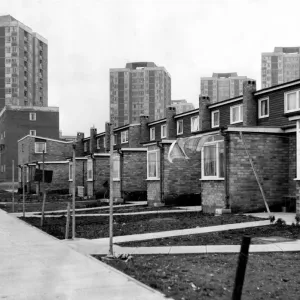 Les immeubles de grande hauteur à Scotswood dominent les maisons dans Essex Close à Newcastle 20.