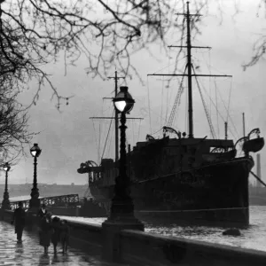 A very high tide at The Thames, Blackfriars, London. 29th December 1931 A very high tide at The Thames, Blackfriars, London. 29th December 1931