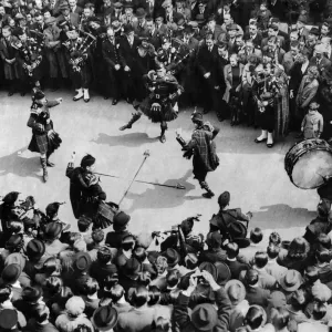 Highland dances in the city: The Regimental band and pipers of the 2nd Battalion Highland dances in the city: The Regimental band and pipers of the 2nd Battalion