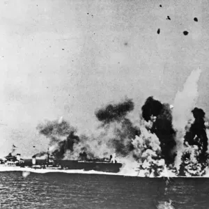 La HMS Kenya era una nave da battaglia della classe Crown Colony vista qui sotto attacco da bombardieri in picchiata JU88. La HMS Kenya era una nave da battaglia della classe Crown Colony vista qui sotto attacco da bombardieri in picchiata JU88.