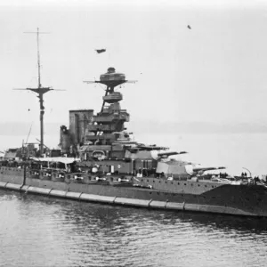 La HMS Malaya della Royal Navy è una nave da battaglia classe Queen Elizabeth vista qui in occasione di un'ispezione della flotta. La HMS Malaya della Royal Navy è una nave da battaglia classe Queen Elizabeth vista qui in occasione di un'ispezione della flotta.