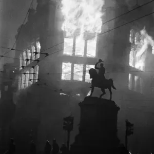 Le Holborn Circus en feu après le raid aérien, la statue du Prince Roi au premier plan. Le Holborn Circus en feu après le raid aérien, la statue du Prince Roi au premier plan.