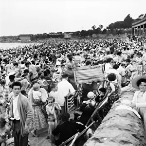 Holiday Crowds at Barry Island: The Fantastic Holiday crowds which took Barry Island