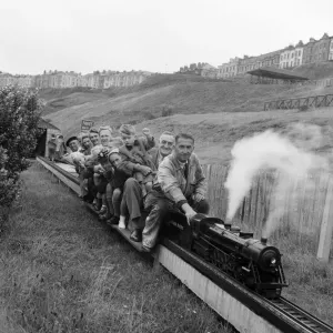 Los turistas disfrutando de un paseo en un tren miniatura. Scarborough, North Yorkshire. Los turistas disfrutando de un paseo en un tren miniatura. Scarborough, North Yorkshire.