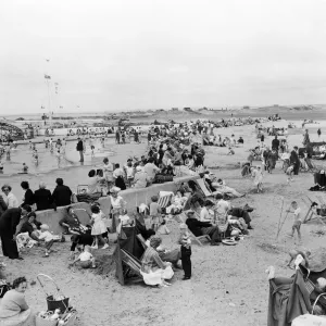 Los turistas en la playa de Southport, Merseyside. 5 de agosto de 1959.