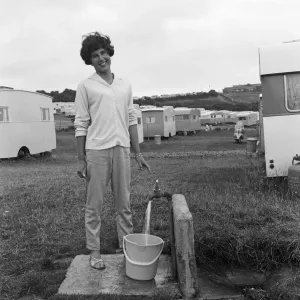 Un touriste en vacances collecte de l'eau au Sandy Bay Caravan site, près d'Exmouth, Devon. Un touriste en vacances collecte de l'eau au Sandy Bay Caravan site, près d'Exmouth, Devon.