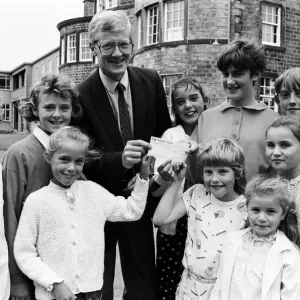 Le directeur de l'école Holly Bank, M. Trevor Hodkinson, accepte cela et 1 livre sterling. Le directeur de l'école Holly Bank, M. Trevor Hodkinson, accepte cela et 1 livre sterling.