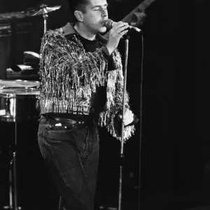 Holly Johnson se produisant au concert Stand by Me : AIDS Day Benefit à Wembley Arena.