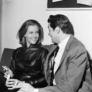 Honour Blackman und Ehemann Maurice Kaufmann im Fernsehhaus am Kingsway