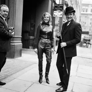 Honorable Honor Blackman y Patrick MacNee del programa de televisión Los Vengadores.