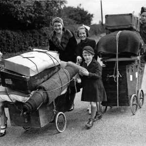 Hop Pickers Arrive at Paddock Wood, 1942 Print Hop Pickers Arrive at Paddock Wood, 1942 Print