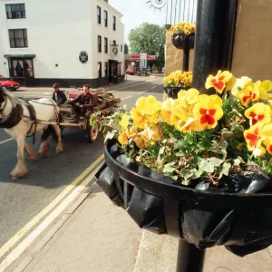 Un caballo y una carreta se desplaza a lo largo de la calle principal de Shipston-on-Stour, Warwickshire. Un caballo y una carreta se desplaza a lo largo de la calle principal de Shipston-on-Stour, Warwickshire.
