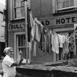 La señora Maureen Roach, dueña del hotel, coloca otra línea de ropa al aire libre frente a 