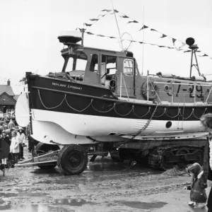 La vedette de sauvetage de Hoylake Mary Gabriel est exposée sur la plage pour les visiteurs à Hoylake.