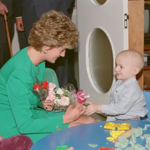 Son Altesse Royale la princesse Diana, La Princesse de Galles, reçoit des fleurs de Philip Lott âgé de 3 ans.