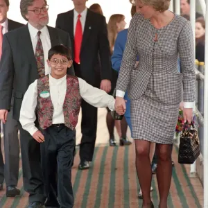 Princesse Diana, La Princesse de Galles, est montrée autour de l'Institut d'éducation conductive par Laurence Chambers souffrant de la maladie de Parkinson à Coventry pendant sa visite à Edgbaston près de Birmingham, Midlands en Angleterre. Photo prise le