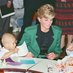 Sa Altesse Royale la princesse Diana, La Princesse de Galles avec les travailleurs à l'usine Honda à Tokyo.