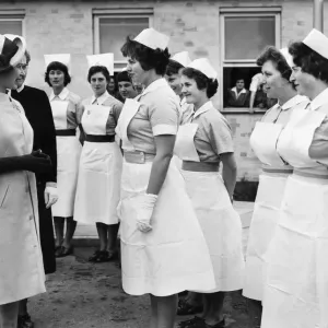 Su Alteza Real la Reina Isabel II visita el Hospital Addenbrookes en 1962. Su Alteza Real la Reina Isabel II visita el Hospital Addenbrookes en 1962.