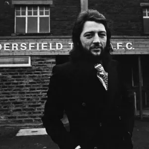 Frank Worthington de Huddersfield Town avec sa voiture Mustang devant son équipe.