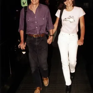 Hugh Grant, acteur marchant main dans la main avec sa petite amie Elizabeth Hurley.