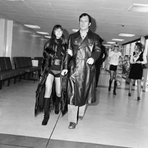 Hugh Hefner y su novia Barbi Benton en el aeropuerto de Heathrow de Londres.