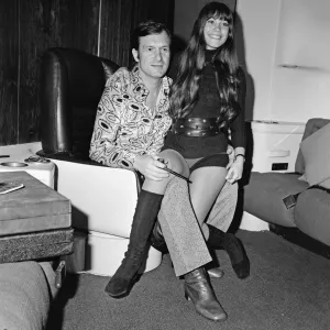 Hugh Hefner fotografiado en el avión Playboy con su novia Barbi Benton.