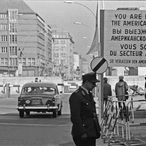 Une Humber Super Snipe franchit la muraille de Berlin au Checkpoint Charlie. Une Humber Super Snipe franchit la muraille de Berlin au Checkpoint Charlie.
