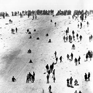 Hundreds turn out to sledge on Newcastles Town Moor in 1984