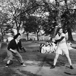 Hyde Park, Londres. Les Canadiens jouent au baseball à Londres, mai 1944. Hyde Park, Londres. Les Canadiens jouent au baseball à Londres, mai 1944.