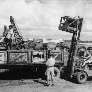 A hydraulic lifter unloads heavy mechnaical parts such as aircraft engines from A hydraulic lifter unloads heavy mechnaical parts such as aircraft engines from