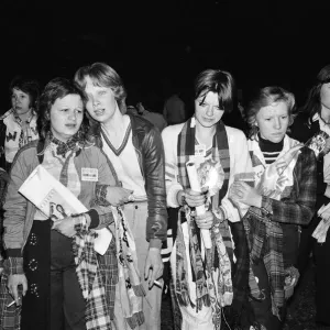 Fans histéricos de Bay City Rollers fuera del Odeon Hammersmith después del concierto del grupo.