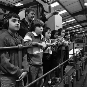 Ian Kenworthy muestra el centro de prensa del Examiner a niños de la escuela secundaria Stile Common.