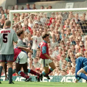 Ian Taylor (número 7 - anotador a medio tiro) hace que sea 1-0 para Aston Villa. Ian Taylor (número 7 - anotador a medio tiro) hace que sea 1-0 para Aston Villa.