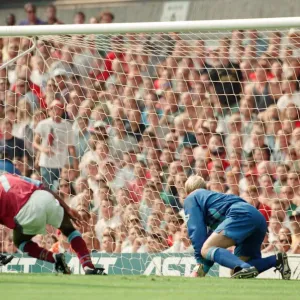 Ian Taylor (número 7 - goleador) hace que sea 1 - 0 para Aston Villa contra Manchester. Ian Taylor (número 7 - goleador) hace que sea 1 - 0 para Aston Villa contra Manchester.