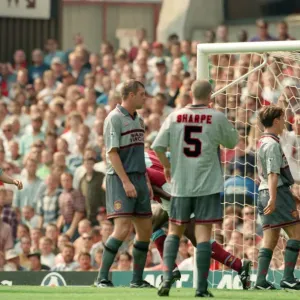 Ian Taylor (número 7 - el marcador está oculto) hace que sea 1 - 0 a favor de Aston Villa contra. Ian Taylor (número 7 - el marcador está oculto) hace que sea 1 - 0 a favor de Aston Villa contra.