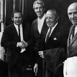 Ian Ure signe pour Manchester United après avoir quitté Arsenal en août 1969.