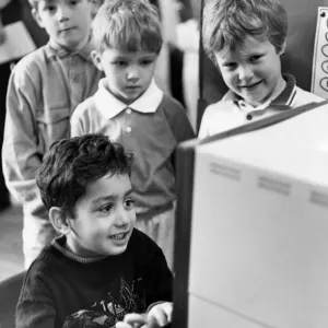 Lorsque ICI Wilton a présenté un ordinateur BBC Micro à l'école Abingdon Road Infants. Lorsque ICI Wilton a présenté un ordinateur BBC Micro à l'école Abingdon Road Infants.